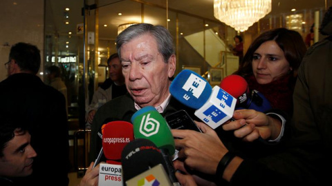 El el exministro del Interior, José Luis Corcuera, a la salida de la reunión de la 'vieja guardia' del PSOE. - EFE