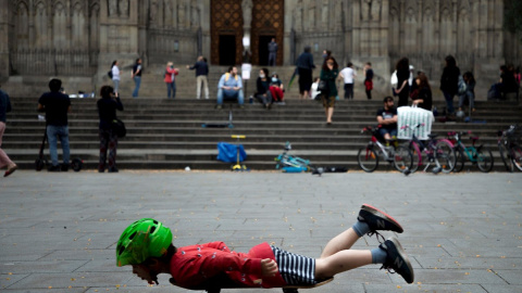 Ambiente en la Avenida de la Catedral este lunes en Barcelona. | EFE