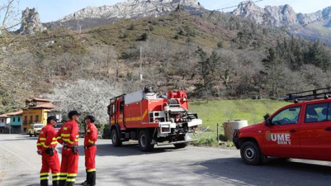 Miembros de la Unidad Militar de Emergencias (UME) tras participar en la extinción de un incendio en Llordón . La oleada de incendios forestales que asola desde ayer varios puntos de Asturias se ha reducido a última hora de la mañana de este lunes a 4