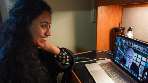 Estudiante paquistaní asiste a su ceremonia de graduación en línea en su habitación en la International Student House donde reside en la Universidad de Georgetown, en Washington, DC. Agnes BUN / AFP