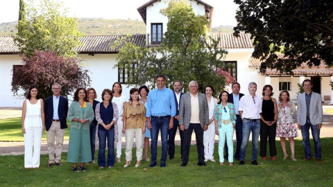 El presidente del Gobierno, Pedro Sánchez, y sus ministros en la finca toledana de Quintos de Mora. - EFE