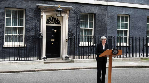 Theresa May se dirige a los medios en el 10 de Downing Street. | REUTERS