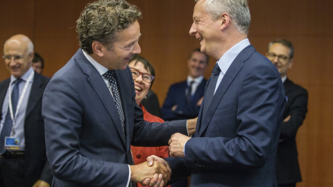 El presidente del Eurogrupo, Jeroen Dijsselbloem, saluda al nuevo ministro francés de Finanzas, Bruno Le Maire, antes del inicio de la reunión de los ministros de Economía y Finanzas de la Eurozona, en Bruselas. EFE/Stephanie Lecocq