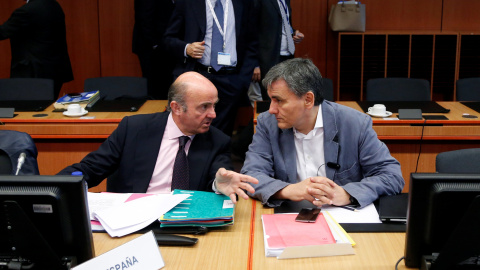 El ministro de Economía, Luis de Guindos, conversa con el titular de Finanzas griego, Euclides Tsakalotos, antes del comienzo de la reunión del Eurogrupo, en Bruselas. REUTERS/Francois Lenoir