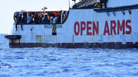 Migrantes permanecen en el barco del Open Arms. - REUTERS