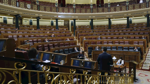 13/05/2020 - El presidente del Gobierno, Pedro Sánchez (dcha), interviene desde su escaño durante un pleno del Congreso. EFE/Ballesteros