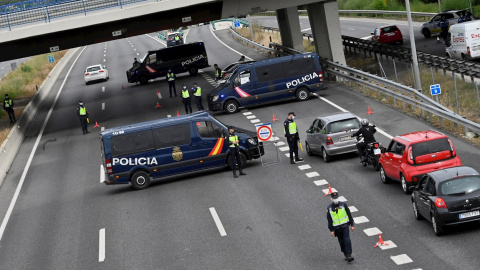 4/05/2020.- Miembros de la Policía Nacional realizan un control de carretera este jueves a la salida de Madrid, para evitar desplazamientos no autorizados con motivo del puente de San Isidro. / EFE - VÍCTOR LERENA