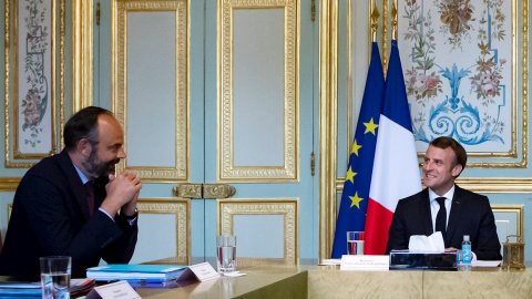 El presidente francés, Emmanuel Macron (d) en una reunión con el ya exprimer ministro Edouard Philippe (i) en una reunión en el Palacio del Eliseo sobre la crisis del coronavirus. EFE/EPA/IAN LANGSDON / Archivo