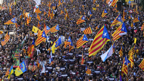 Manifestación independentista con motivo de la Diada este domingo en Barcelona. -EFE/ Alejandro Garcia