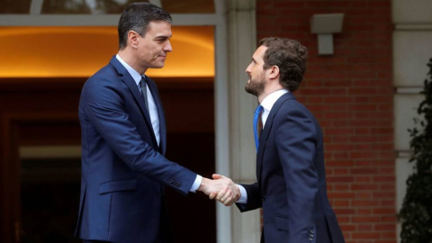 El presidente del Gobierno, Pedro Sánchez, recibe al líder del PP, Pablo Casado, en la Moncloa, el pasado 17 de febrero. (EFE)