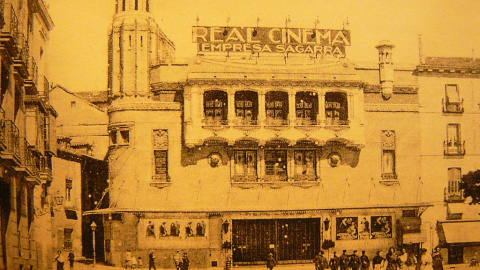 Real Cinema. Plaza de la Ópera, obra de T. Anasagasti / Flickr