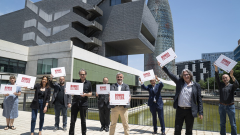 Foto de família dels impulsors de la iniciativa. Cedida a l'ACN per l'Ajuntament de Barcelona