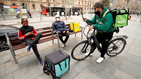  Varios repartidores en Barcelona- REUTERS