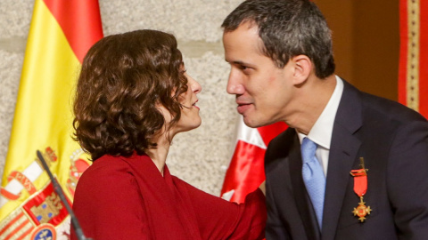 La presidenta de la Comunidad de Madrid, Isabel Díaz Ayuso (i), mantiene un encuentro con el presidente de la Asamblea Nacional de Venezuela, Juan Guaidó (d). EP