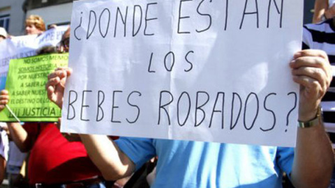 Pancarta durante una concentración de asociaciones de bebés robados