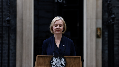 Liz Truss anuncia su renuncia, en las afueras del número 10 de Downing Street, Londres, Gran Bretaña. -REUTERS / Henry Nicholls