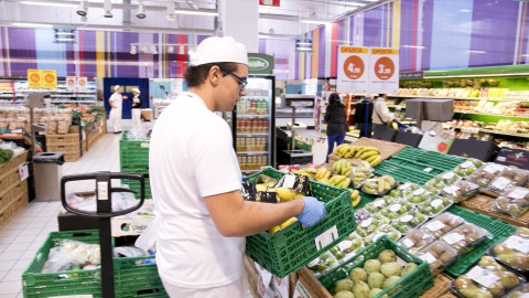 Un trabajador en un supermercado /EUROPA PRESS (OBRA SOCIAL LA CAIXA)