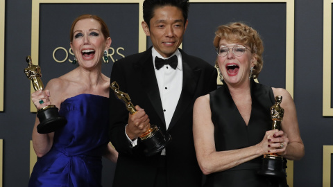 Anne Morgan, Kazu Hiro y Vivian Baker posan con el Oscar al mejor maquillaje y peinado por 'Bombshell'. REUTERS / Lucas Jackson