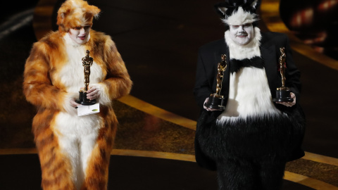 James Corden y Rebel Wilson en disfraces de gatos presentan el Oscar a los mejores efectos visuales en los 92o Premios de la Academia. REUTERS / Mario Anzuoni