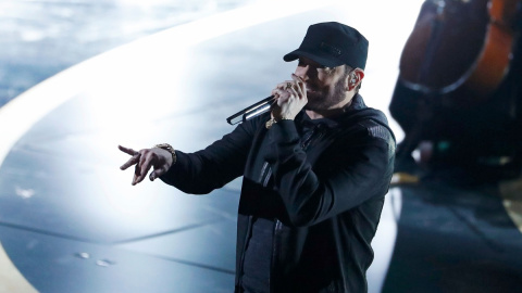 Eminem canta su canción 'Lose Yourself' durante el show de los Oscar en los 92o Premios de la Academia. REUTERS / Mario Anzuoni