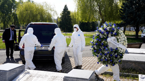 Un grupo de trabajadores entierran a una víctima en el cementerio de El Salvador, Vitoria. (REUTERS)