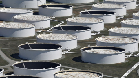 Vista de tanques de almacenamiento de petroleo en Cushing (Oklahma, EEUU). REUTERS/Nick Oxford