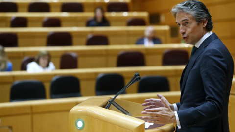 El ministro de Fomento, Íñigo de la Serna, interviene durante la sesión de control al Gobierno en el Senado. EFE/Javier Lizón