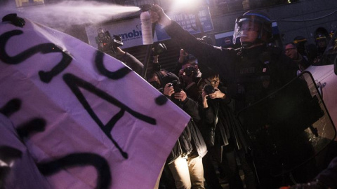 Un policía usa gas lacrimógeno durante una manifestación en solidaridad con Théo y contra la violencia policial en París. - EFE