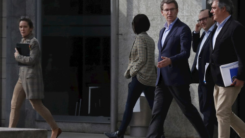 El presidente de la Xunta, Alberto Núñez Feijóo (c), junto a sus asesores y el portavoz del PP en el Parlamento, Pedro Puy (d), tras la reunión con los representantes de los partidos, para concretar la fecha de las próximas elecciones autonómicas, e