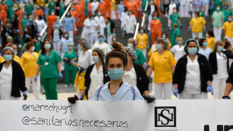 08/06/2020 Los sanitarios se concentran para defender la sanidad pública y denunciar los "recortes y privatizaciones" en el Hospital Gregorio Marañón (Madrid). / AFP - PIERRE-PHILIPPE MARCOU