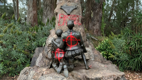 El monumento a Miguel De Cervantes pintado con aerosol en color rojo en San Francisco. | Reuters. David Zandman