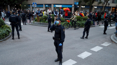 Vecinos del madrileño barrio de Salamanca se manifiestan contra el Gobierno, vigilados por un fuerte dispositivo policial, por su gestión en la crisis del coronavirus, este jueves en Madrid. EFE