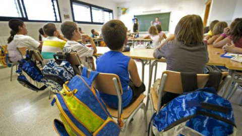 Varios niños en un aula de un colegio.