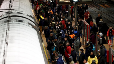 17/03/2020.- Decenas de usuarios se disponen a coger un tren de cercanías a primera hora de este martes en la estación de Madrid Atocha. La epidemia de coronavirus prosigue la escalada prevista por las autoridades sanitarias en la tercera jornada del es