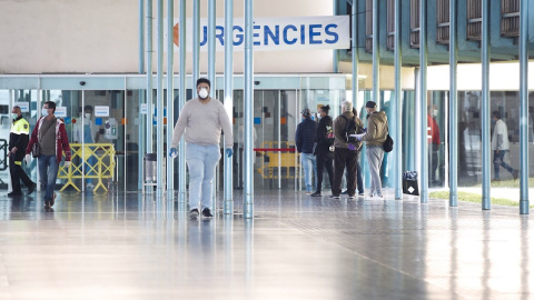 Vista de la entrada de urgencias del Hospital del Mar de Barcelona, este lunes, vigesimotercer día de confinamiento./ Alejandro García (EFE)