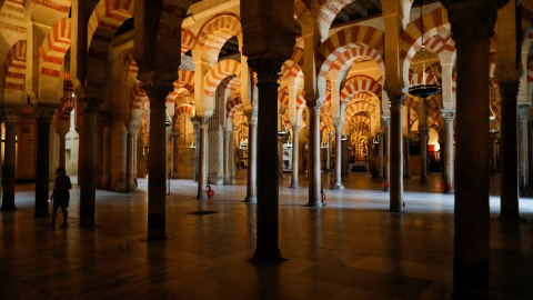 Una mujer visita la Mezquita de Córdoba, el primer día de su reapertura tras el cierre por la emergencia sanitaria debido a la pandemia del coronavirus. REUTERS/Jon Nazca