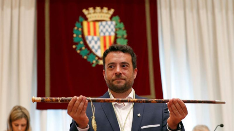 20/06/2018.- El candidato socialista a la alcaldía de Badalona (Barcelona), Álex Pastor, muestra el bastón de mando tras desbancar a la alcaldesa Dolors Sabater (Guanyem Badalona en Comú) al frente del gobierno municipal con los catorce votos de PSC, 