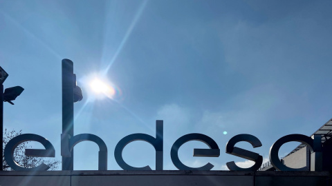 El logo de Endesa, en la entrada de su sede en Madrid. E.P./Eduardo Parra