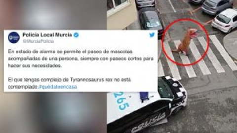 La Policía Local intercepta 'un T-Rex' en las calles de Murcia y recuerda a la gente que se quede en casa