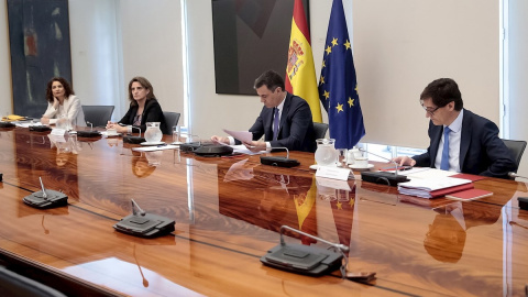 La ministra de Hacienda, María Jesús Montero, la vicepresidenta de Transición Ecológica, Teresa Rivera, el presidente del Gobierno, Pedro Sánchez, y el ministro de Sanidad, Salvador Illa./ Moncloa,