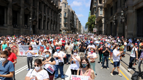 Centenars de persones s'han manifestat aquest dissabte a la Via Laietana de Barcelona.