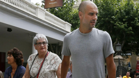 Pep Guardiola junto con su madre, Dolors Sala. / EFE