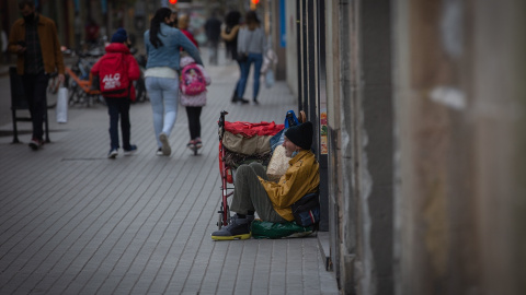 Una persona permanece en el suelo de una calle de Barcelona. David Zorrakino / Europa Press
