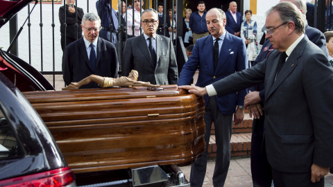 El exministro de Justicia, Alberto Ruiz Gallardón, yerno del fallecido José Utrera Molina, despide el féretro del que fuera ministro en la época franquista, junto a otros allegados en la Iglesia de San Miguel en Nerja. EFE/Jorge Zapata