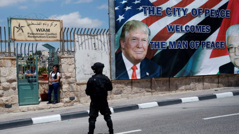 Un soldado ante un cartel con Trump y Abás en Cisjordania. REUTERS/Jonathan Ernst