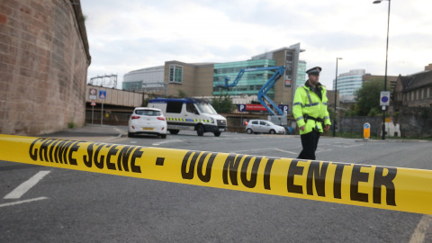 Policías permanecen cerca al estadio Manchester Arena. - EFE