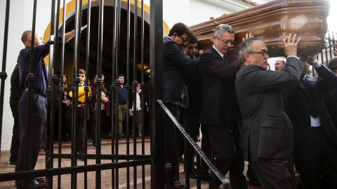 El exministro de Justicia, Alberto Ruiz Gallardón, yerno del fallecido José Utrera Molina porta junto a otros allegados el féretro del que fuera ministro en la época franquista, mientras os asistentes cantan el 'Cara al Sol', en la Iglesia de San Migu