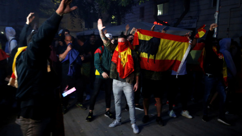 Varias personas ultraderechistas haciendo saludos fascistas y con indumentaria militar en el centro de Barcelona. /REUTERS