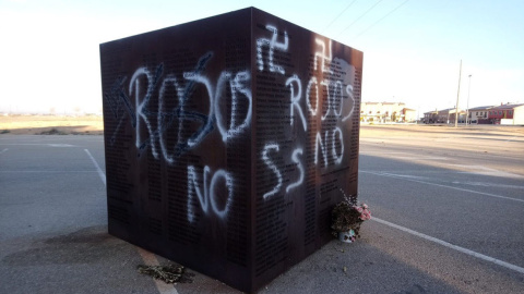 Pintadas fascistas en el monumento a los represaliados por el franquismo en Villarrobledo (Albacete). Foto: Ana Bascary