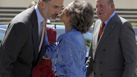 El rey Felipe VI saluda a su madre la reina Sofía en presencia del rey emérito Juan Carlos I, a su llegada al acto de celebración del 40 aniversario de la Fundación Reina Sofía y del décimo aniversario del Centro Alzhéimer que patrocina la misma en